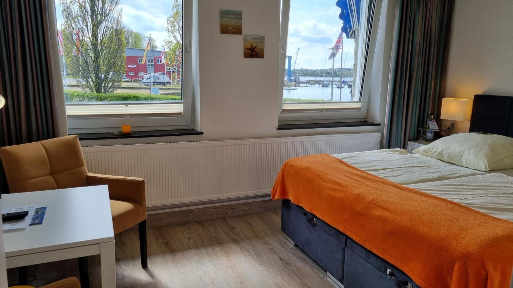 Akzent Hotel Strandhalle Schleswig Exterior photo